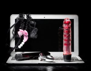 Erotične zgodbe | Privatni posnetki ležijo na pločniku!